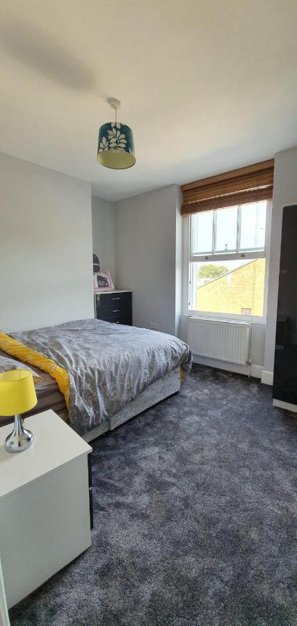 Camden Guest House Double Bedroom With Super Large King Bed London Kültér fotó