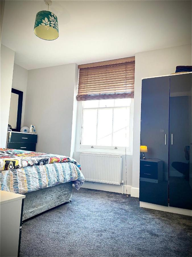 Camden Guest House Double Bedroom With Super Large King Bed London Kültér fotó